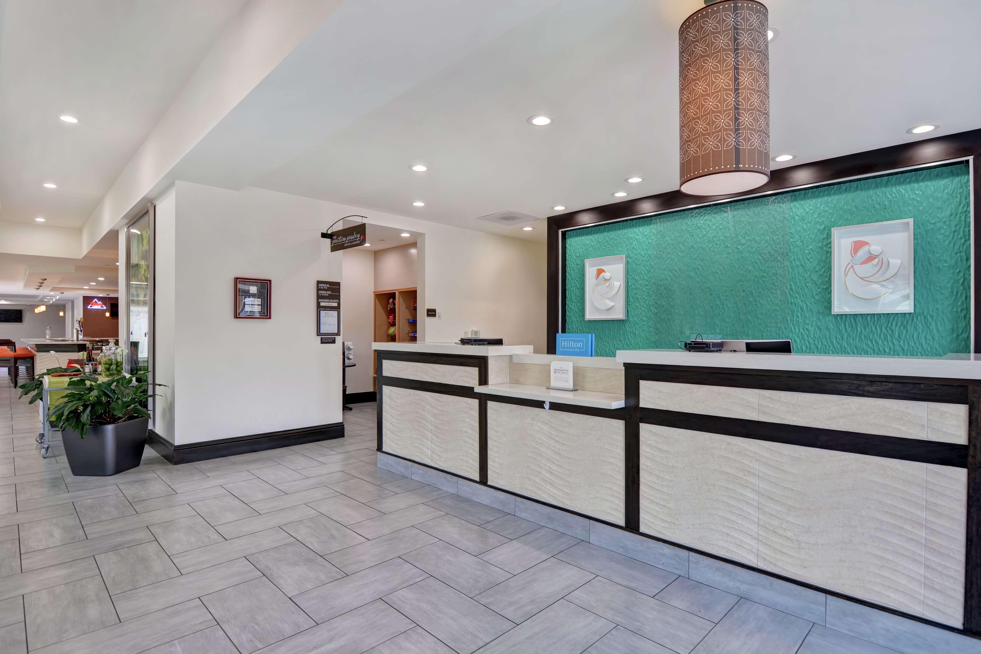 Hilton Garden Inn And Fayetteville Convention Center Екстериор снимка