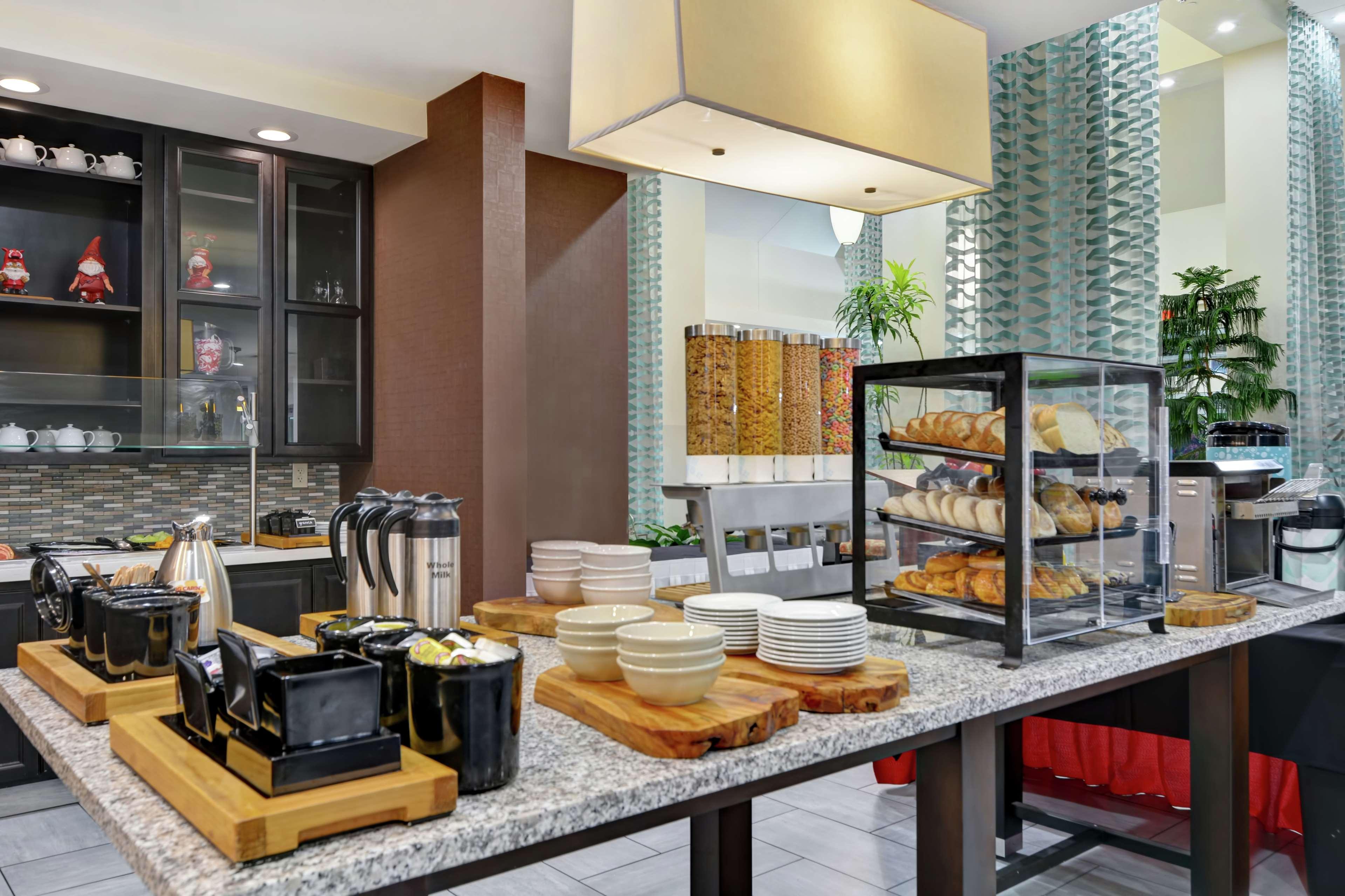 Hilton Garden Inn And Fayetteville Convention Center Екстериор снимка