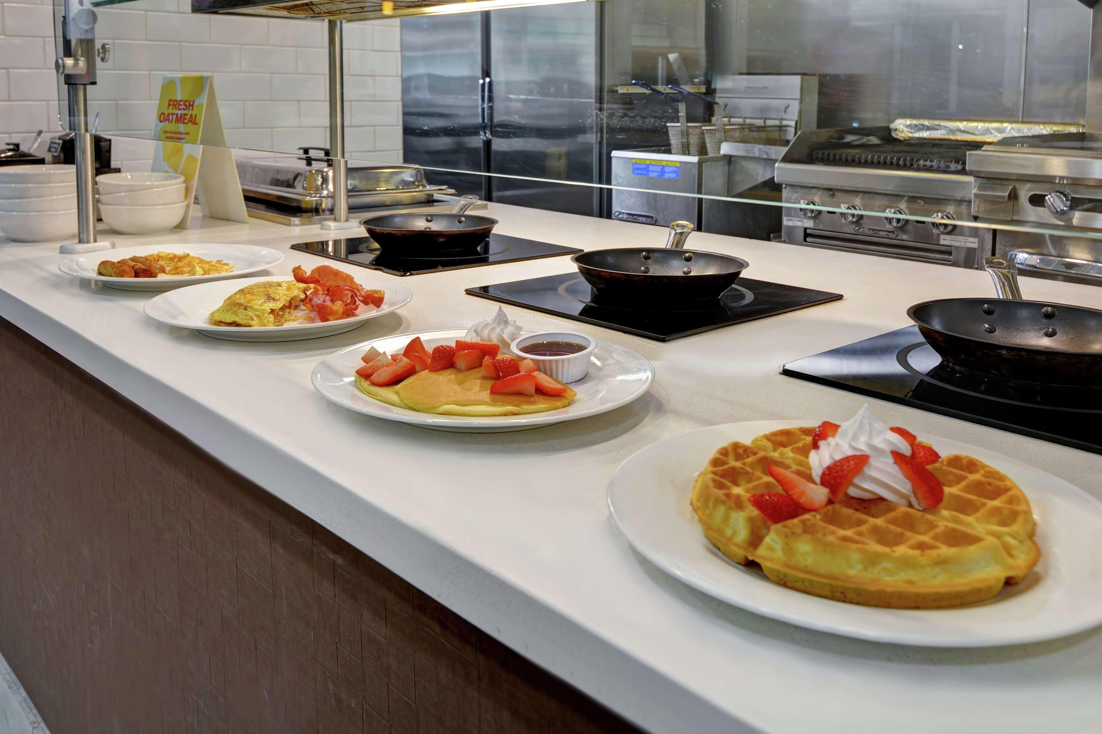 Hilton Garden Inn And Fayetteville Convention Center Екстериор снимка