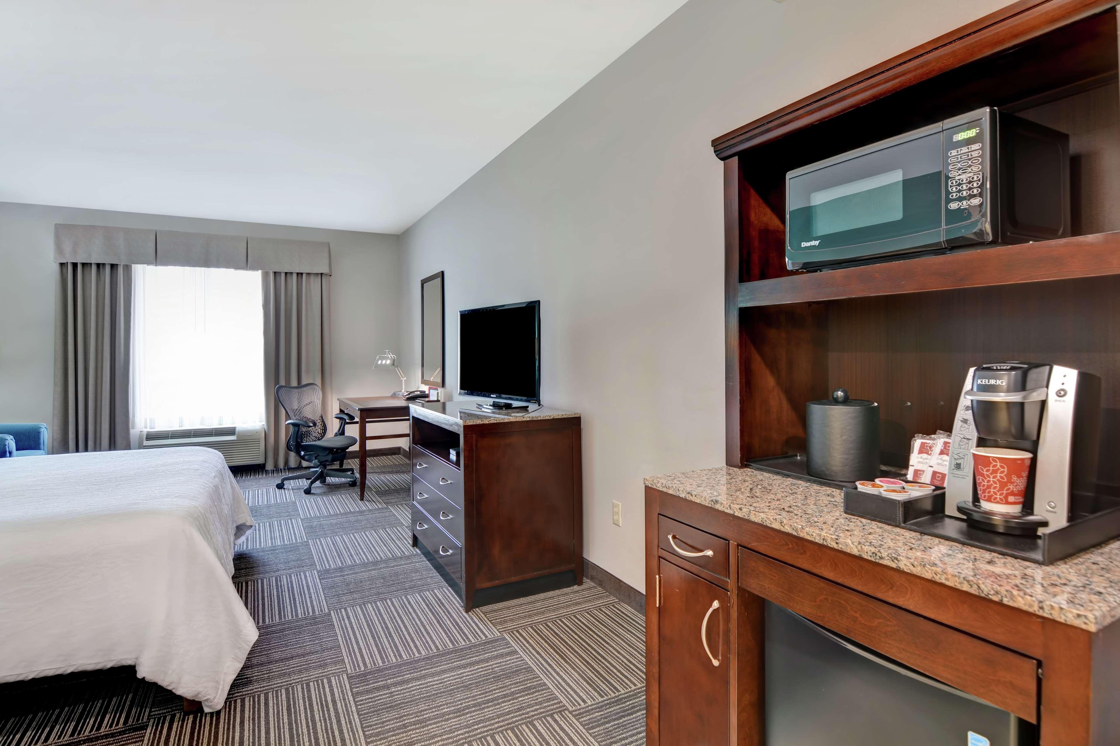 Hilton Garden Inn And Fayetteville Convention Center Екстериор снимка