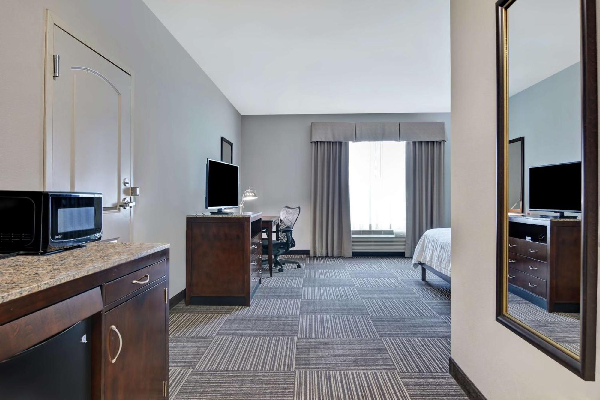 Hilton Garden Inn And Fayetteville Convention Center Екстериор снимка